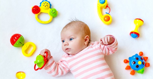 جغجغه و حلقه‌های رنگی سبک مناسب کادو تولد برای کودک زیر ۱ سال