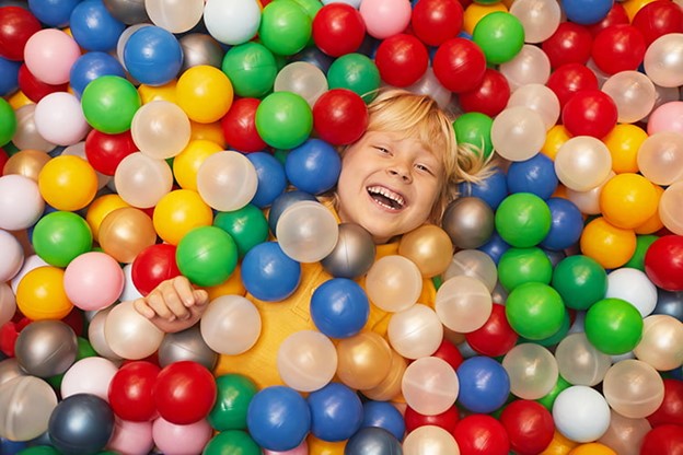 بازی های جذاب کودکانه با توپ های رنگا رنگ | تاثیر بازی با توپ در منزل برای کودکان