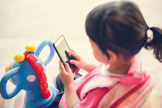 برای کودکان موبایل و تبلت بخریم یا اسباب بازی؟کدام بهتر است؟