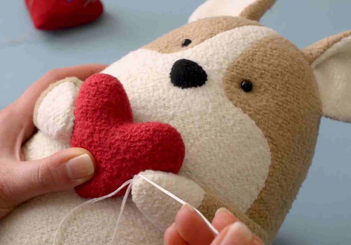 اضافه کردن جزئیات و تزئینات-آموزش کامل ساخت عروسک پولیشی دست‌ساز -آموزش ساخت عروسک پولیشی با وسایل ساده و پارچه‌های نرم در کیدزلند؛ گام به گام یاد بگیرید چگونه عروسکی زیبا و دست‌ساز بسازید و آن را با سلیقه خود تزئین کنید.